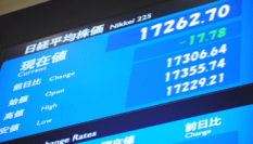 日経平均の前引けは１万７２６２円７０銭（１７円７８銭安）、ＴＯＰＩＸは１３８４．１１ポイント（６．５０ポイント安）、出来高概算（東証１部）は９億３５６８万株。