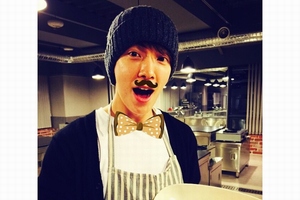 SUPER JUNIORのドンヘがシェフに変身した。