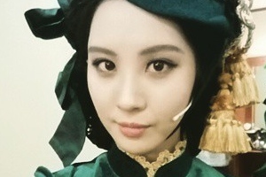 少女時代のソヒョンがミュージカル『風と共に去りぬ』の初公演記念ショットを公開した。