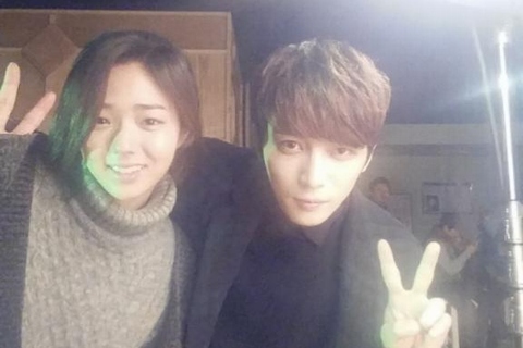 JYJのジェジュンがドラマ『スパイ』の共演者チェ・スビンとのツーショット写真を公開した。写真：ジェジュンのツイッター