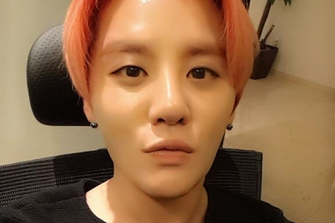 JYJのジュンスは12日、自身のツイッターに「たいくつ」というつぶやきと共に一枚の写真を掲載した。写真：ジュンスのツイッター