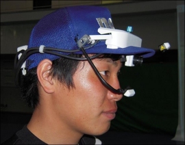 今回の研究で使われた小型軽量眼球運動計測装置（筑波大学の発表資料より）