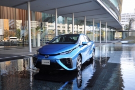 トヨタ自動車は新型燃料電池自動車「MIRAI」の増産を決定した(写真提供:トヨタ自動車) トヨタ自動車は新型燃料電池自動車「MIRAI」の増産を決定した(写真提供:トヨタ自動車)