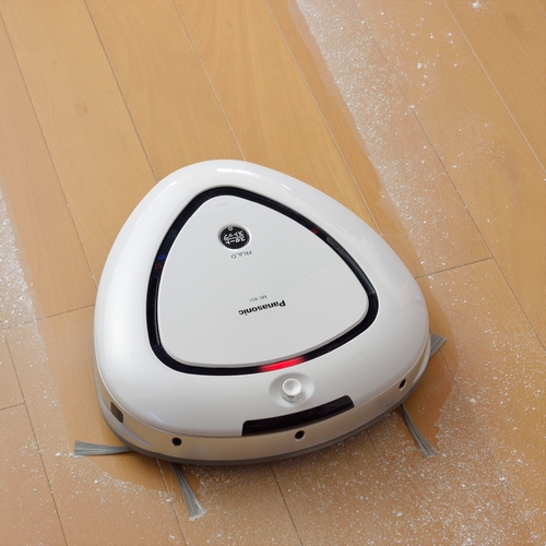 独自の三角形状と「ハウスダスト発見センサー」で部屋の隅や壁際の掃除性能にこだわったロボット掃除機「RULO MC-RS1」（写真提供：パナソニック）