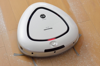 独自の三角形状と「ハウスダスト発見センサー」で部屋の隅や壁際の掃除性能にこだわったロボット掃除機「RULO MC-RS1」（写真提供：パナソニック）