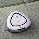独自の三角形状と「ハウスダスト発見センサー」で部屋の隅や壁際の掃除性能にこだわったロボット掃除機「RULO MC-RS1」(写真提供:パナソニック) 独自の三角形状と「ハウスダスト発見センサー」で部屋の隅や壁際の掃除性能にこだわったロボット掃除機「RULO MC-RS1」(写真提供:パナソニック)