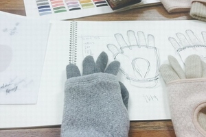 SUPER JUNIORイトゥクが手袋をプロデュースするといい注目を集めている。