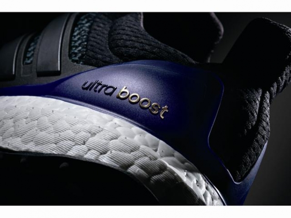 アディダスジャパンは、ミッドソールにブーストフォームを100%使用した最新のランニングシューズ「ウルトラ ブースト」を2月に発売する。