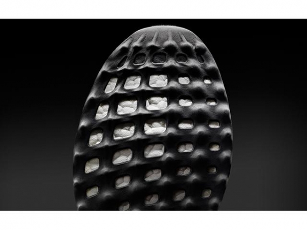 アディダスジャパンは、ミッドソールにブーストフォームを100%使用した最新のランニングシューズ「ウルトラ ブースト」を2月に発売する。