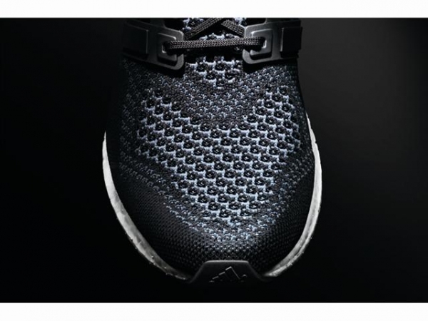 アディダスジャパンは、ミッドソールにブーストフォームを100%使用した最新のランニングシューズ「ウルトラ ブースト」を2月に発売する。