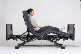 パナソニックエイジフリーライフテックが2月から発売する電動ケアベッド「コンフォーネ」(写真提供:パナソニック) パナソニックエイジフリーライフテックが2月から発売する電動ケアベッド「コンフォーネ」(写真提供:パナソニック)