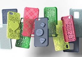 KDDIと沖縄セルラー電話は、3Dプリンターを使ったオリジナルスマホケースが作成できる「3D PRINT LAB.」を27日から提供する(写真:KDDIの発表資料より) KDDIと沖縄セルラー電話は、3Dプリンターを使ったオリジナルスマホケースが作成できる「3D PRINT LAB.」を27日から提供する(写真:KDDIの発表資料より)