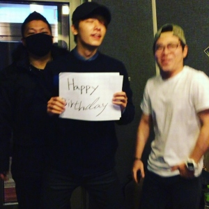 SUPER JUNIORのイ･ドンヘが、メンバーのカンインの誕生日を祝うキュートな動画を公開した。