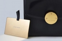 「マーク ジェイコブス(MARC JACOBS)」がクラシカルなニューバッグ『TROUBLE』に期間限定でメッセージ刻印サービスをスタート