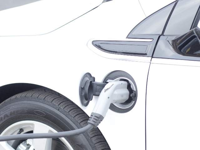 日本銀行は1月21日、金融政策決定会合で、2015年度の消費者物価指数(生鮮食品と消費増税の影響を除く)の上昇率を1.0%に下方修正した。