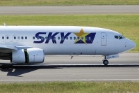 格安運賃を売りにしてきた航空会社・スカイマークは東京地裁に民事再生法の適用を申請し、受理された。経営再建を目指し、今後も運航を続けていく方針だが、厳しい経営状況は果たして改善していけるのだろうか。