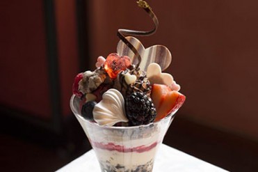 資生堂パーラーのバレンタイン限定パフェ - “ハート”がチョコやフルーツにかくれんぼ