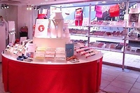 小田急百貨店新宿店(東京)は、バレンタインギフトとしてふんどしを提案する「ふんどしの日フェア」を開催する。写真は、昨年の会場の様子（写真：同社発表資料より）