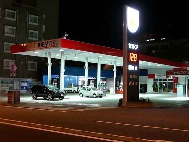 写真の比較的規模が大きなガソリンスタンドの場合、地下埋設貯蔵タンクはレギュラーガス2基、プレミアムガス1基、軽油1基、灯油1基で最低でも5基のタンクが必要だ。そのすべてを改修するには1000万円規模の補修費が必要だ