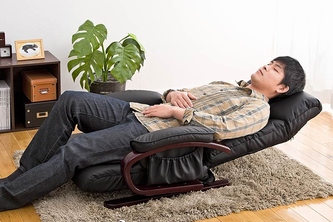 サンワダイレクトが発売した、背もたれが4段階、頭部は6段階に角度調節可能な、立ち座りしやすい座椅子『回転座椅子 150-SNC112』