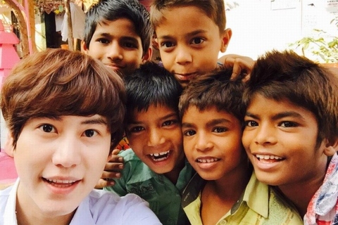 SUPER JUNIORのキュヒョンが、誕生日を祝ってくれたファンに向けて、インドから感謝のメッセージを伝えた。写真：キュヒョンのツイッター