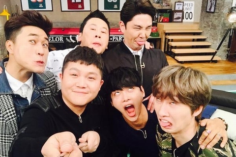 SUPER JUNIORのウニョクが、新しく始まるバラエティ番組の出演者たちとともに変顔ショットを公開した。写真：ウニョクのツイッター