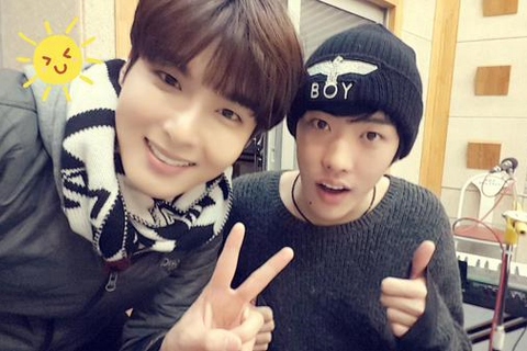 SUPER JUNIORのリョウクがCROSS GENEのタクヤとのツーショット写真を公開した。写真：リョウクのツイッターより