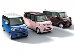 新型N-BOXに加わった、ポップで楽しい2トーンカラースタイルモデル。ベーシックなN-BOXに2タイプ、カスタムに3タイプ(写真)を用意する 新型N-BOXに加わった、ポップで楽しい2トーンカラースタイルモデル。ベーシックなN-BOXに2タイプ、カスタムに3タイプ(写真)を用意する