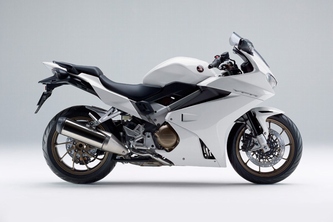 ホンダのスポーツツアラーモデル「VFR800F」に追加される新色のパールグレアホワイト（写真提供：ホンダ）