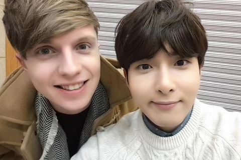 SUPER JUNIORリョウクがジュリアンとのツーショット写真を公開した。写真：リョウクのツイッター