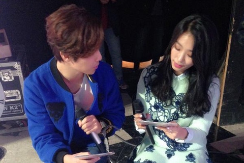 CNBLUEのカン・ミンヒョクが、韓国KBS 2TVの音楽番組「ミュージックバンク」でスペシャルMCを務め、自身のツイッターでその感想と写真を公開した。写真：ミンヒョクのツイッター