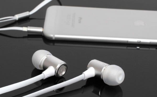 Hameeは、低音・高音の2WAYイヤホン『トーンコントロールアルミイヤホン』を新発売しました。