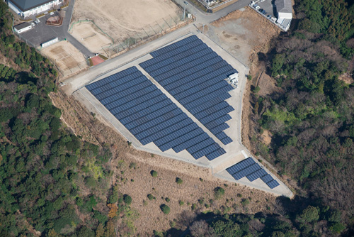 NTTファシリティーズのメガソーラー発電所「F日高川太陽光発電所」（写真：同社発表資料より）