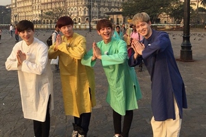 CNBLUEのイ・ジョンヒョンがインドでの記念撮影を公開した。