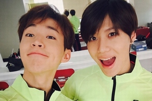 SUPER JUNIOR-MのヘンリーがSHINeeテミンとのツーショット写真を公開した。