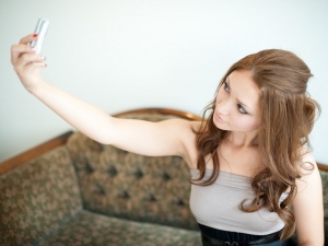 スマートフォンで手軽に写真をSNSなどにアップロードする機会が増える昨今、話題を呼んでいるのが「セルフカメラ棒(通称:自撮り棒・セルカ棒)」だ。昨年海外でいち早く広まり、日本でも普及してきている。しかし一方で、そのマナーについても指摘されることが多くなっている。 スマートフォンで手軽に写真をSNSなどにアップロードする機会が増える昨今、話題を呼んでいるのが「セルフカメラ棒(通称:自撮り棒・セルカ棒)」だ。昨年海外でいち早く広まり、日本でも普及してきている。しかし一方で、そのマナーについても指摘されることが多くなっている。