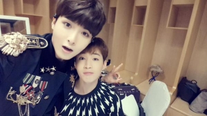 SUPER JUNIORのリョウクが、SUPER JUNIOR-Mのヘンリーとチョウミとの仲良しショットを公開した。写真：リョウクのツイッター