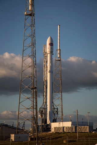 ファルコン9ロケット、地上局の問題で打ち上げ延期　2月11日朝へ（Image credit: SpaceX）