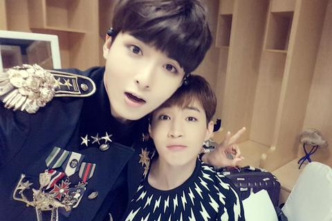 SUPER JUNIORのリョウクが、SUPER JUNIOR-Mのヘンリーとチョウミとの仲良しショットを公開した。写真：リョウクのツイッター