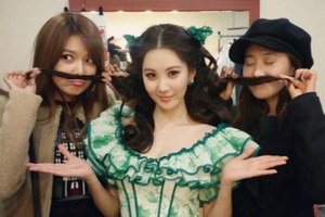 少女時代のソヒョンがスヨン&ユリとのコミカルショットを公開した。