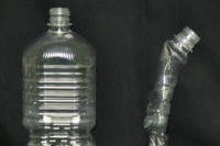 コカ・コーラシステムは、つぶしやすさと注ぎやすさを両立した新しい大型ペットボトル「ペコらくボトル」を無糖茶カテゴリーの製品を対象に導入する。