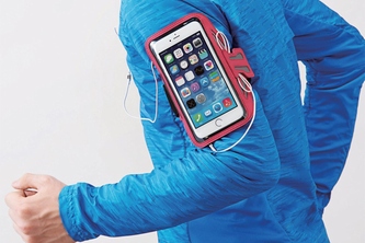 エレコムは、スマートフォンを収納して腕に装着できるアームバンドタイプのケース2サイズを今月下旬より発売する。