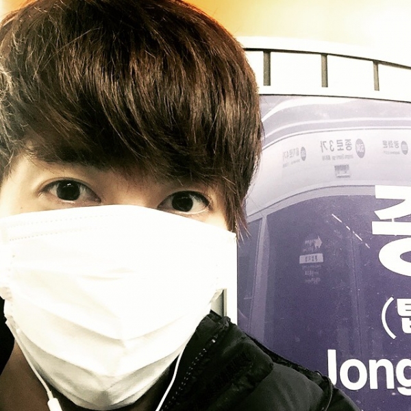キム・ヒョンジュン(SS501マンネ)が、地下鉄のホームで撮ったセルフショットを公開し、話題となっている。
