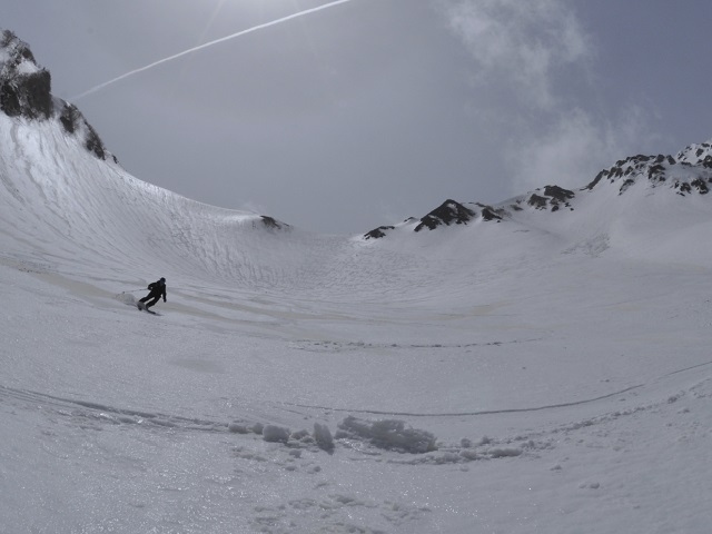 バックカントリーによる遭難事故が問題視されている。バックカントリーとはスキー場のコース外をスキーやスノーボードで滑ることで、整備されていない自然の雪山を楽しめると人気が高まっている。しかし雪崩や天候の急変による遭難事故も多く、注意喚起や対策強化が叫ばれている。