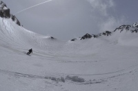 バックカントリーによる遭難事故が問題視されている。バックカントリーとはスキー場のコース外をスキーやスノーボードで滑ることで、整備されていない自然の雪山を楽しめると人気が高まっている。しかし雪崩や天候の急変による遭難事故も多く、注意喚起や対策強化が叫ばれている。