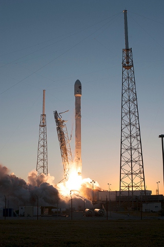 ファルコン9ロケット、地球・宇宙天気観測衛星DSCOVRの打ち上げに成功（Image credit: NASA/Tony Gray and Tim Powers）