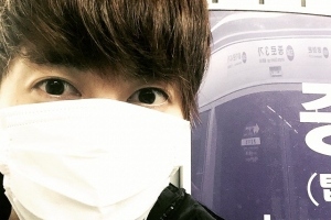 キム・ヒョンジュン(SS501マンネ)が、地下鉄のホームで撮ったセルフショットを公開し、話題となっている。