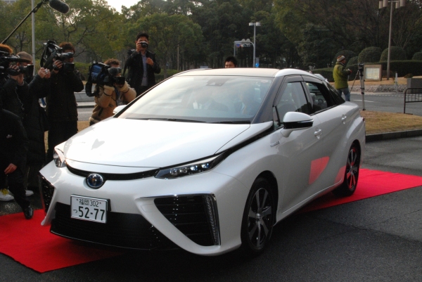 福岡県庁に納車されたFCV公用車（福岡県の発表資料より）