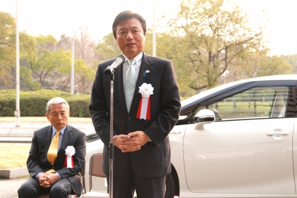 FCV公用車の出発式であいさつする小川洋知事（福岡県の発表資料より）