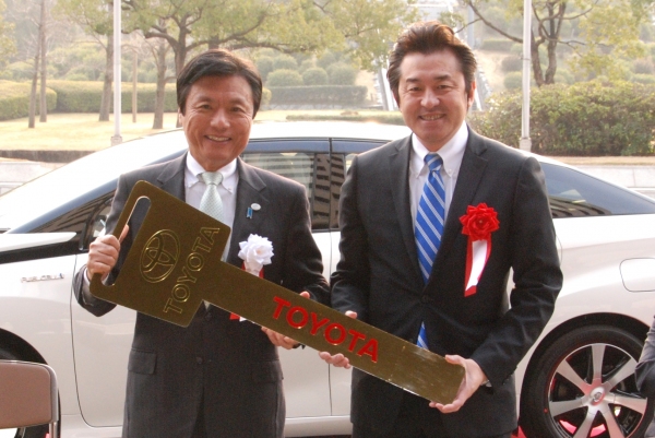 写真 福岡県 九州で初めてfcv Toyota Mirai を公用車に導入 3 水素 燃料電池 財経新聞